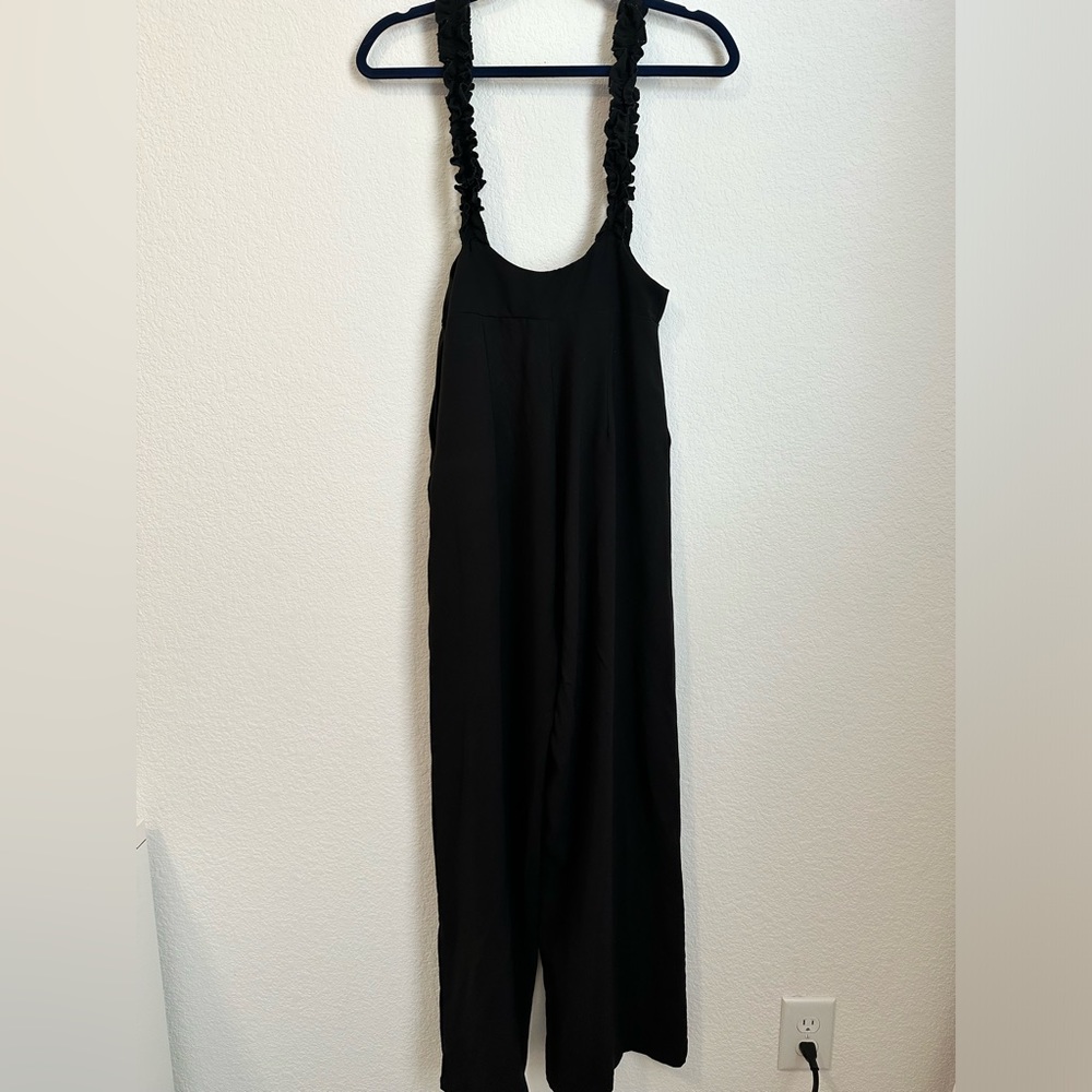 Cute black jumpsuit with pockets.